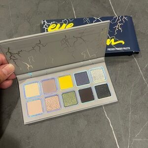 Kylie Cosmetics Pressed Powd  Palette New
Eye of the Storm Palette